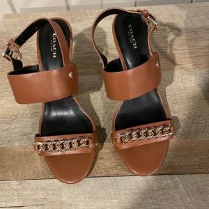 Beautiful NEW Coach cognac sandals WITH GOLD CHAIN 8 1/2
